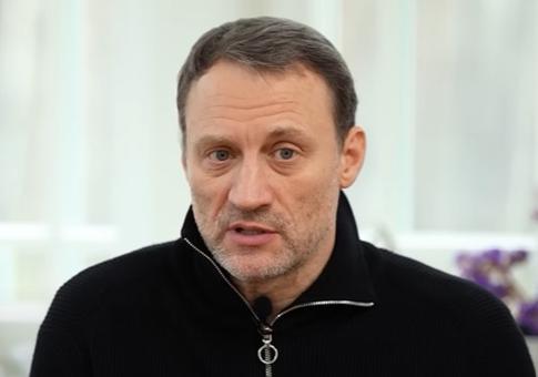 Анатолий Белый сообщил о поездке жены в Москву: «Шлет фотки»