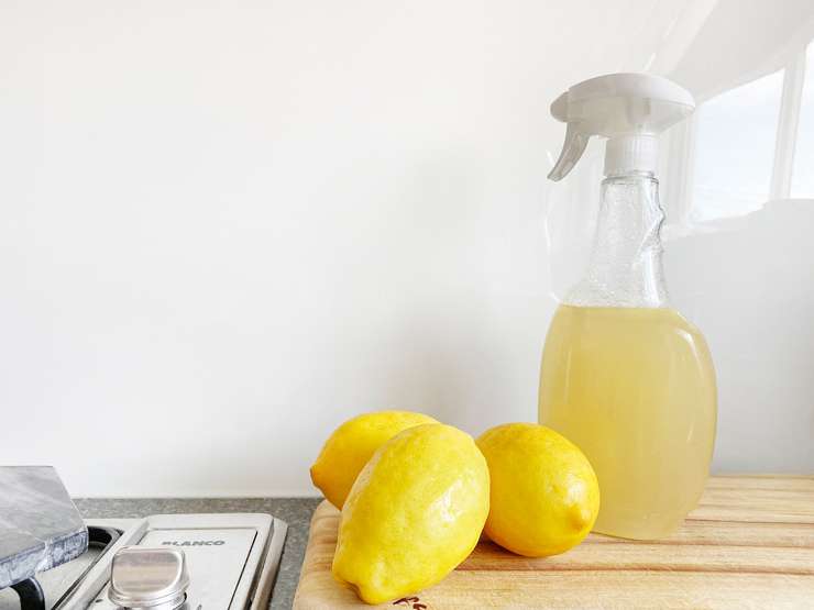 лимонный состав отлично справится с застарелыми пятнами