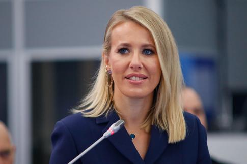 Собчак предстала в офисном костюме и вспомнила школьные годы