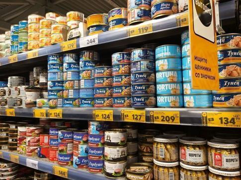 Роспотребнадзор начал проверку на наличии личинок червей в рыбных консервах