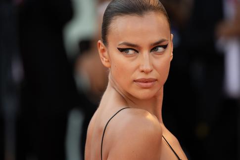 Любовь к русской кухне не искоренить: Ирина Шейк побаловала себя пельменями