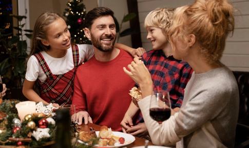 Как собраться за новогодним столом всей семьей и не разругаться
