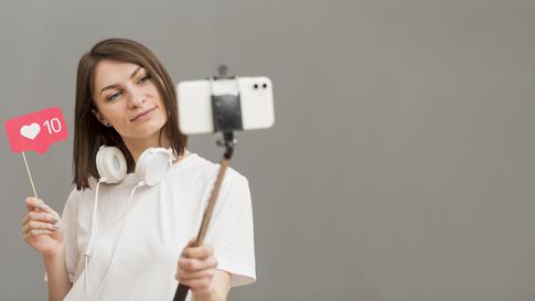 Друг блогер и правильные позы: лайфхаки, чтобы перестать бояться камеры