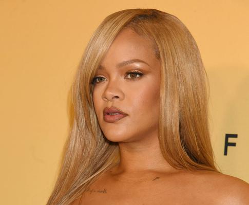 «Ты останешься нашей феей-крестной»: Рианна скорбит по близкому человеку