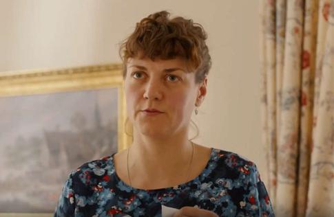 Актриса Анна Уколова упала и рассекла руку в Шереметьево после скандала