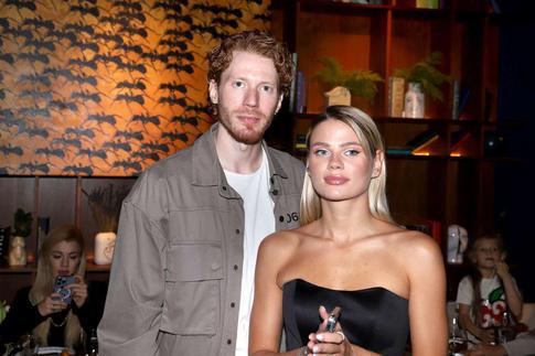 Экс-жена Никиты Преснякова продемонстрировала фигуру в кружевных мини-шортах