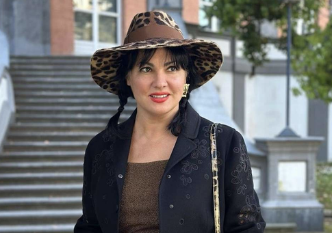 Анна Нетребко похвасталась фигурой в кожаной мини-юбке: «Классные ножки»