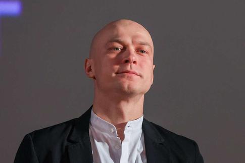 Юра Борисов развеял слухи о разводе: актер вышел в свет с женой и детьми