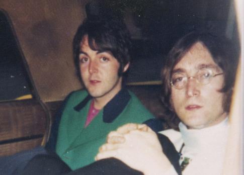 Пол Маккартни поздравил своего друга и главного конкурента Джона Леннона с днем рождения