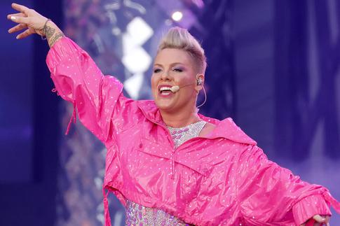 8-летний сын певицы Пинк покрасил волосы в розовый цвет