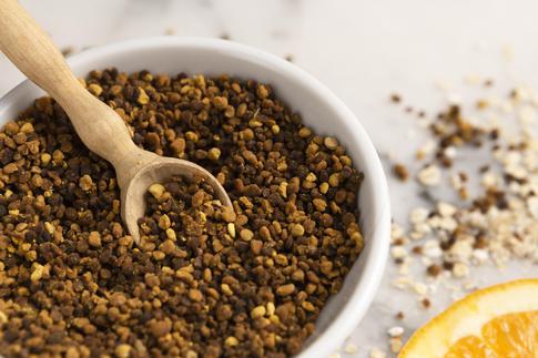 Для иммунитета и потенции: что такое пчелиный хлеб и кому нужно есть