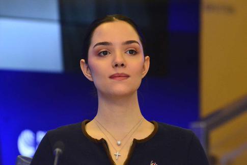 Евгения Медведева показала детские фото в день своего рождения