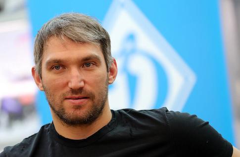 Маленькие сыновья Александра Овечкина поддержали отца, выйдя с ним на лед