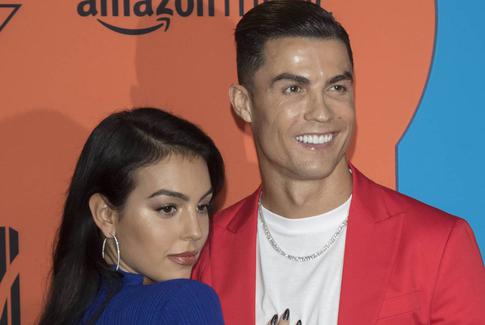 Невеста Роналду посетила Белый дом в пикантном платье с открытой спиной