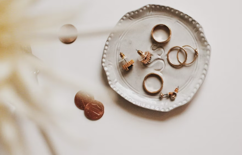 Стоит ли носить украшения умершей бабушки: что говорят психологи и эзотерики