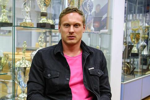 Мама и коллега Яниса Тиммы помянули его в годовщину смерти