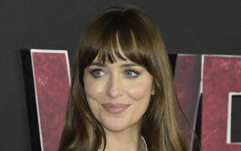 Дакота Джонсон появилась на кинофестивале в платье с глубоким вырезом