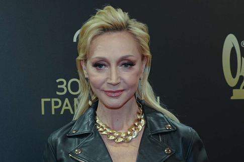 Кристина Орбакайте поделилась стильными кадрами на фоне наряженных елок