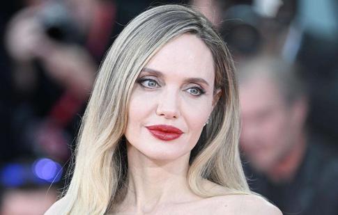 Анджелина Джоли показала шрамы на груди, оставленные после операции