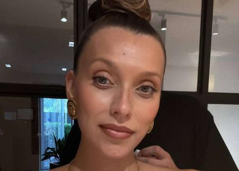 Регина Тодоренко показала новогоднюю елку с игрушками ручной работы