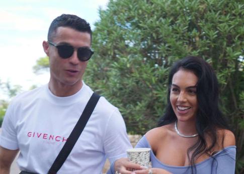 Невеста Криштиану Роналду «пролетела» по пляжу в купальнике со стрингами