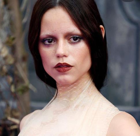 Пять стильных выходов Дженны Ортега, где она королева тьмы и гламура