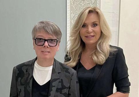 Юдашкина похвасталась подарками: песня от внуков и букет «во весь рост»