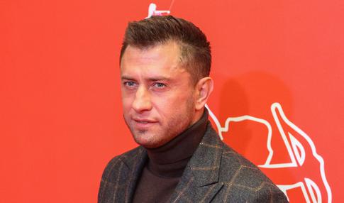 «Мажор» в кругу семьи: Павел Прилучный снялся с женой и сыном