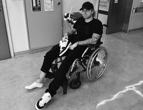 «Порванное сухожилие спереди, порванное сухожилие сзади»: Егор Крид серьезно травмировался