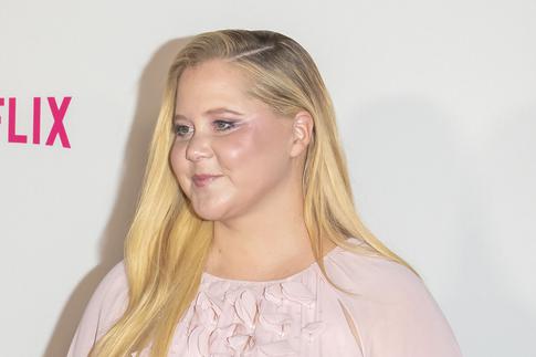 Похудевшая звезда стендапа Эми Шумер сняла обручальное кольцо