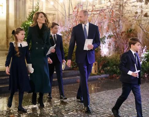 Почему королевские рождественские открытки без зимних пейзажей: Уильям и Кейт раскрыли секрет