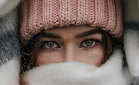 Нюдовый макияж зимой: базы, которые не сушат кожу и не подчеркивают шелушения