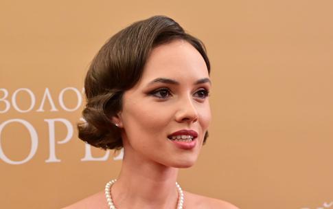 Стася Милославская поделилась снимком в объятиях жениха-футболиста