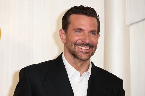 Укутанный и заросший Купер прогулялся вместе с дочкой от Ирины Шейк