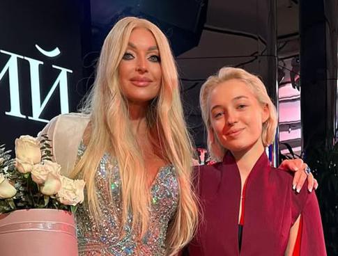 «Жалкие потуги»: Волочкова высмеяла мачеху Ариадны на фоне обсуждений свадьбы