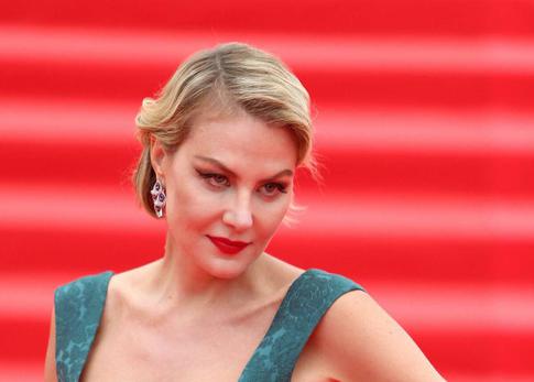 Представшая в роскошном платье Литвинова восхитила фанатов ключицами