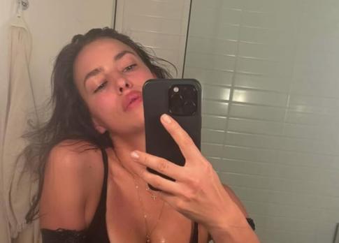 Шейк показала, как она блистала на карнавале в Рио в эффектном мини-купальнике