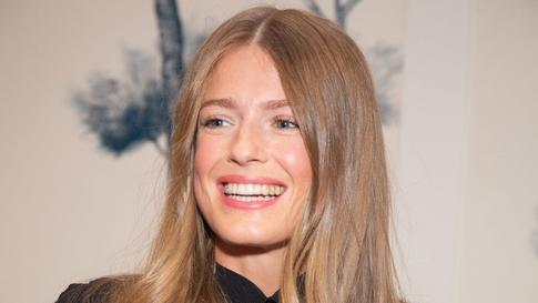 Софья Эрнст устроила свадебный перформанс в центре Москвы