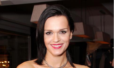 Слава показала свое фото 20-летней давности и заявила, что помолодела