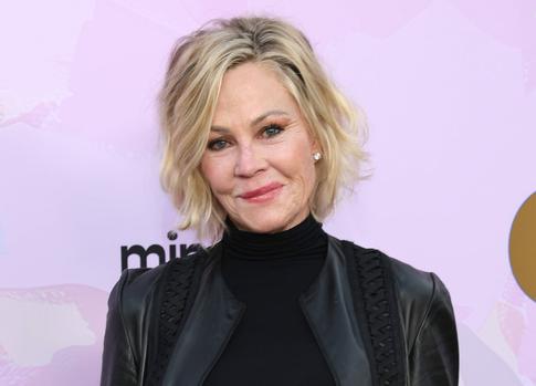 67-летняя Мелани Гриффит вышла в свет в прозрачной кофте, ее звездная дочь была в белом