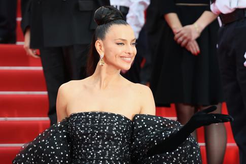 «Совершенство!»: Ирина Шейк блистала в Каннах в изысканном платье в горошек