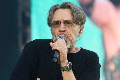 Не прошло и года: Шнуров публично обнимал бывшую жену после скандального разрыва