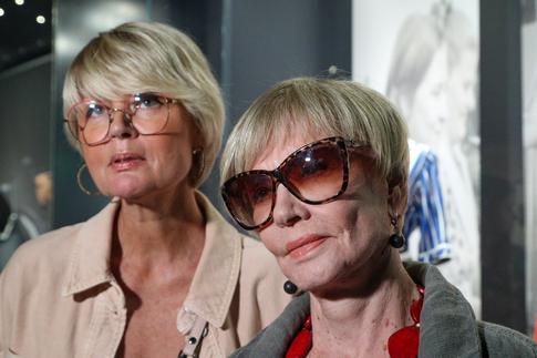 Дороже любых украшений: Меньшова показала подарок от мамы, сделанный 55 лет назад