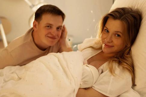 Звезда сериала «Сваты» поделилась трогательными кадрами из роддома