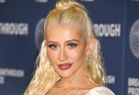 «Будто два года не ела»: Кристина Агилера в корсетном платье шокировала соцсети худобой