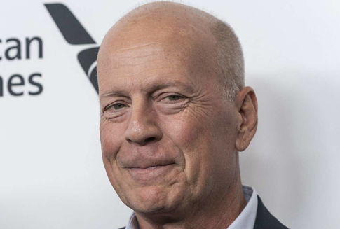 Тяжелобольного Брюса Уиллиса засняли в объятиях дочери от Деми Мур: фото