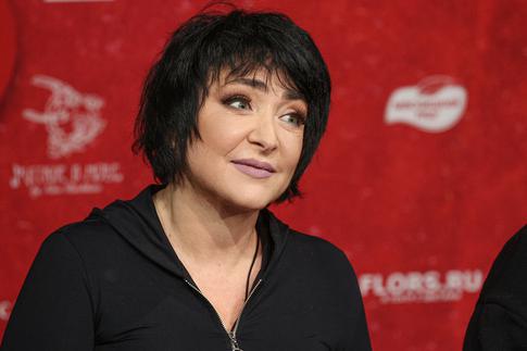 Концерт во время педикюра: дочь Лолиты исполнила хит Елены Ваенги