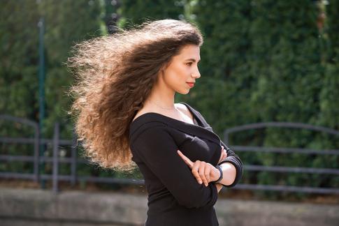 Пять лайфхаков, которые помогут избавиться от пушистости волос