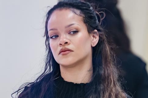 Имя в честь папы и модная прическа: Рианна показала нежное фото с дочкой на руках