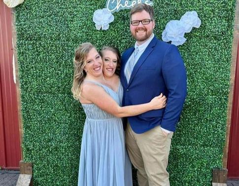 Сиамские близнецы Эбби и Бриттани Хенсел впервые показали своего новорожденного малыша